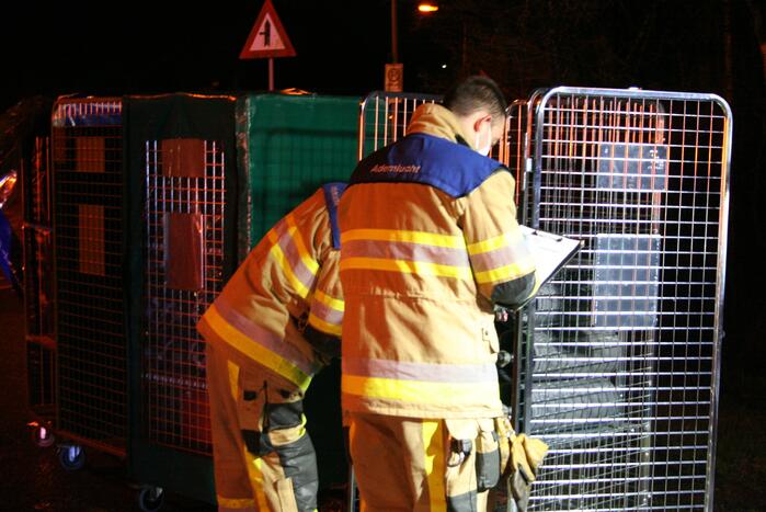 Grote uitslaande brand in loods achter woning