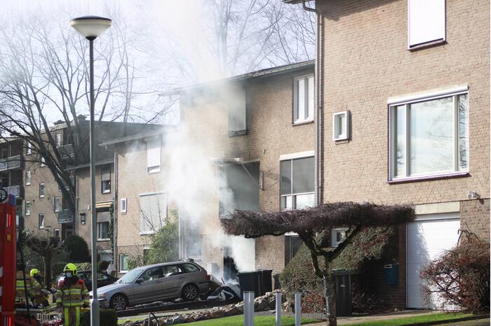 Uitslaande brand in woning na explosie