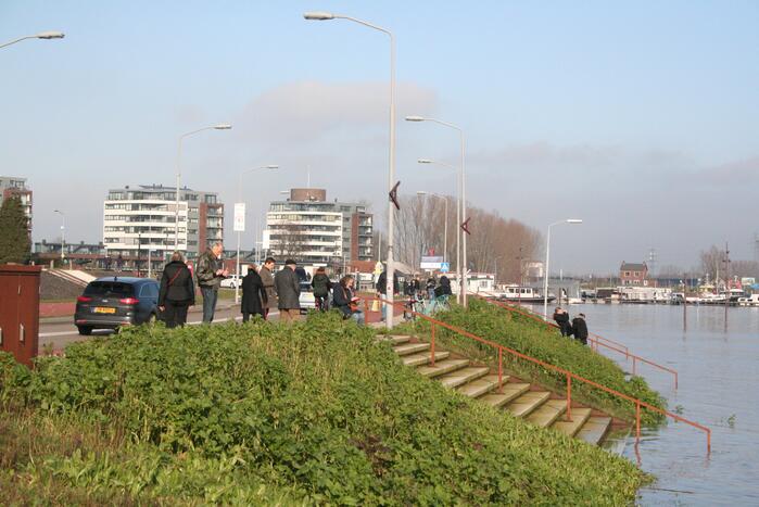 Hoogwater de Waal trekt veel bekijks
