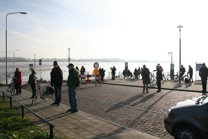 Hoogwater de Waal trekt veel bekijks