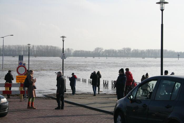 Hoogwater de Waal trekt veel bekijks