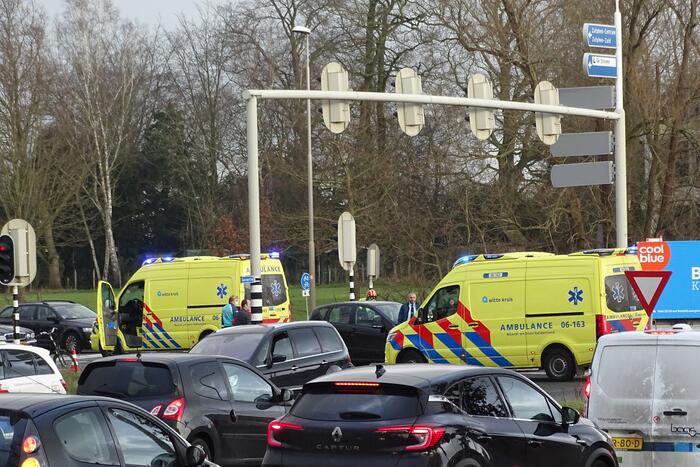 Gewonde bij kop-staartbotsing voor verkeerslicht