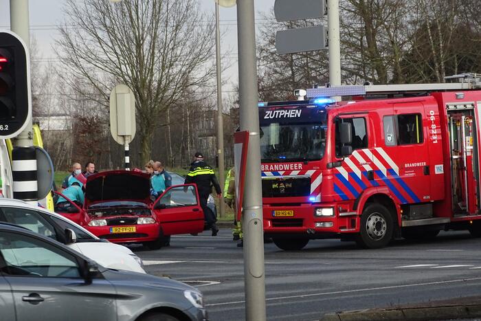 Gewonde bij kop-staartbotsing voor verkeerslicht