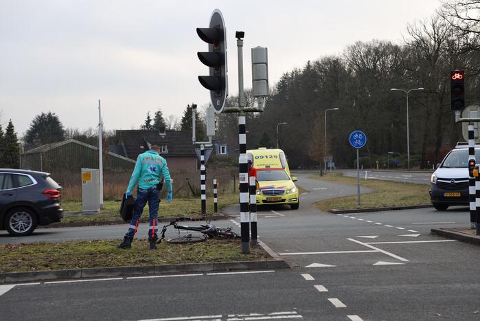 Overstekende fietser geschept door bestelbus