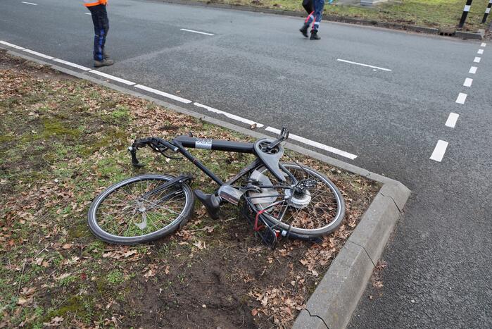 Overstekende fietser geschept door bestelbus