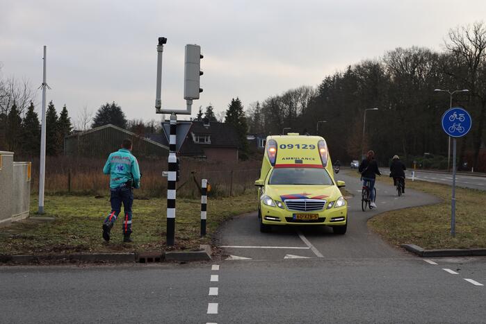 Overstekende fietser geschept door bestelbus