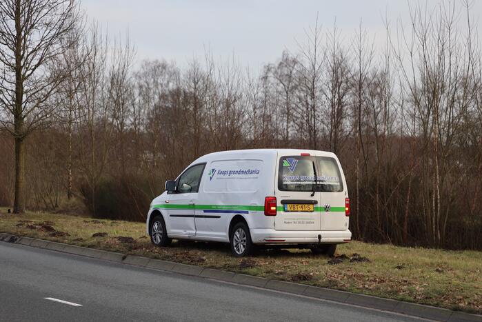 Overstekende fietser geschept door bestelbus
