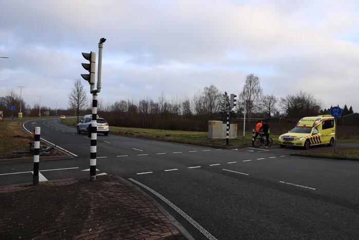 Overstekende fietser geschept door bestelbus