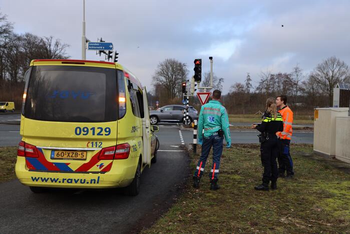 Overstekende fietser geschept door bestelbus