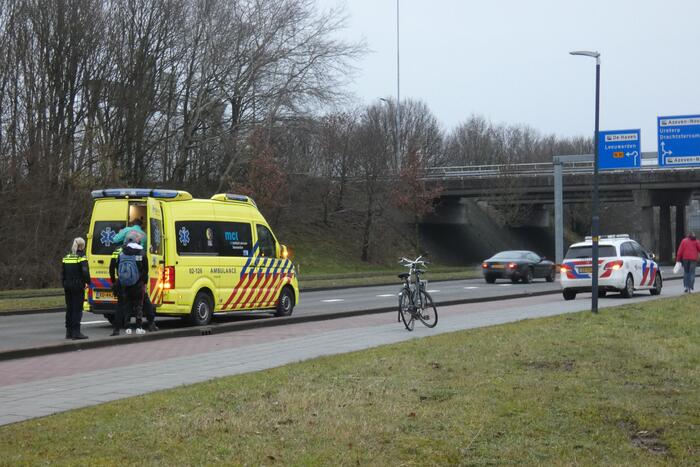 Twee fietsers botsen op fietspad