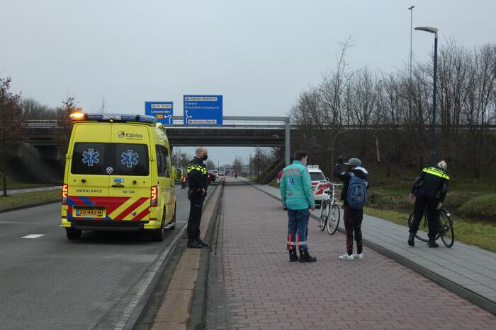 Twee fietsers botsen op fietspad
