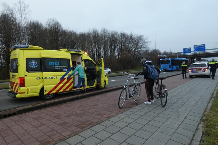 Twee fietsers botsen op fietspad