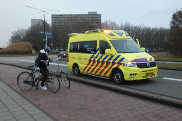 Twee fietsers botsen op fietspad