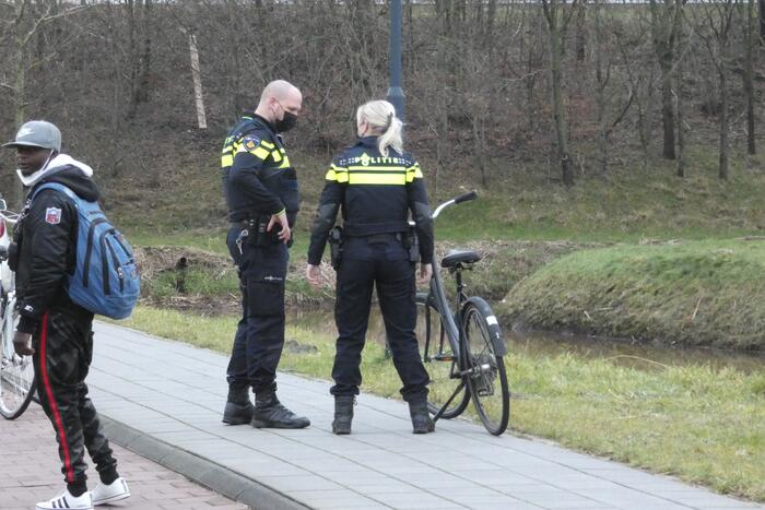 Twee fietsers botsen op fietspad