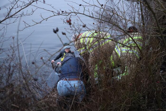 Brandweer redt hond te water