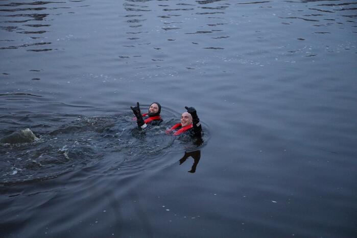 Brandweer redt hond te water