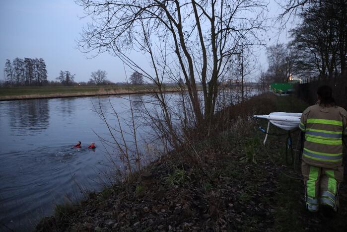 Brandweer redt hond te water