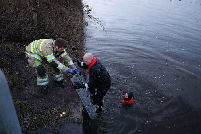 Brandweer redt hond te water