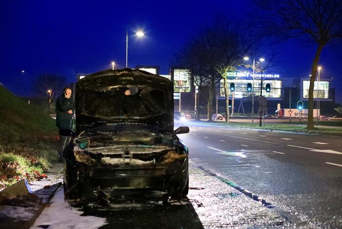 Auto vliegt spontaan in brand na onderhoudsbeurt