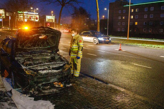 Auto vliegt spontaan in brand na onderhoudsbeurt