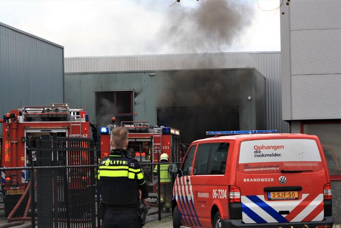 Auto in brand in bedrijfspand