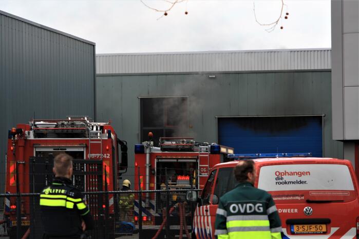 Auto in brand in bedrijfspand