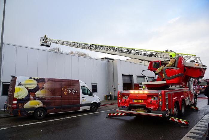 Drie gewonden bij brand op dak banketbakkerij Uljee