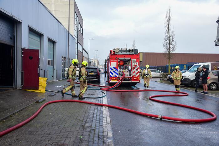 Drie gewonden bij brand op dak banketbakkerij Uljee