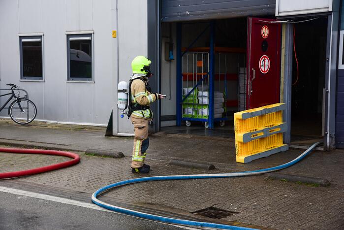 Drie gewonden bij brand op dak banketbakkerij Uljee