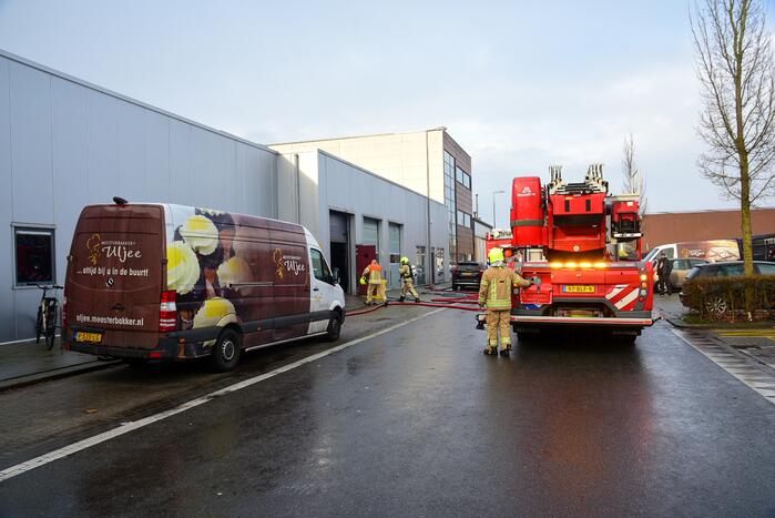 Drie gewonden bij brand op dak banketbakkerij Uljee