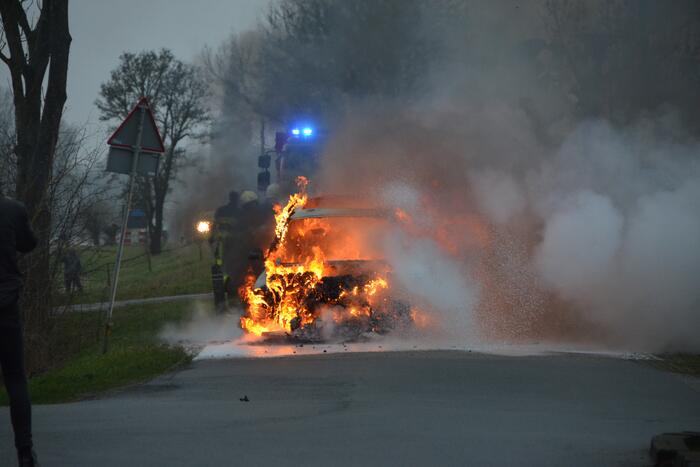 Auto tijdens proefrit in vlammen op