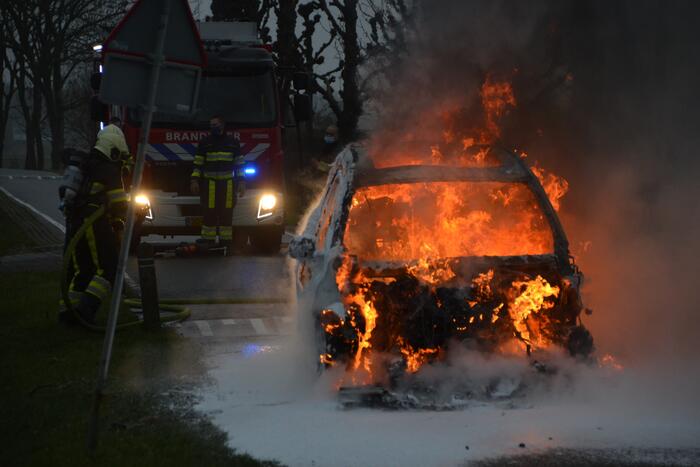 Auto tijdens proefrit in vlammen op