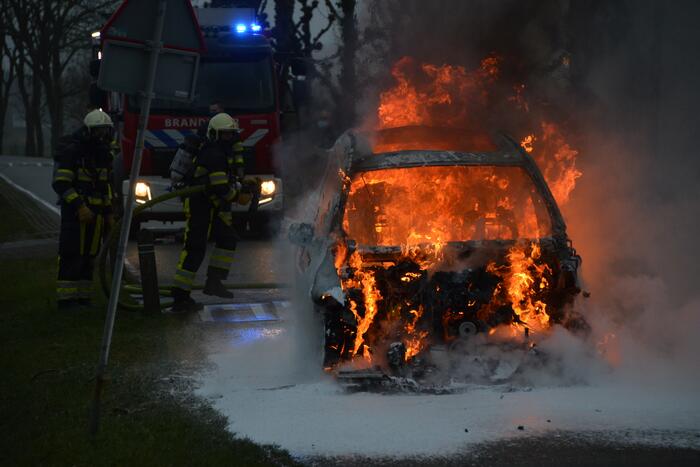 Auto tijdens proefrit in vlammen op