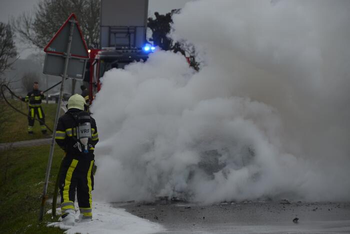 Auto tijdens proefrit in vlammen op