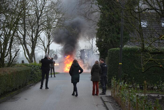 Auto tijdens proefrit in vlammen op