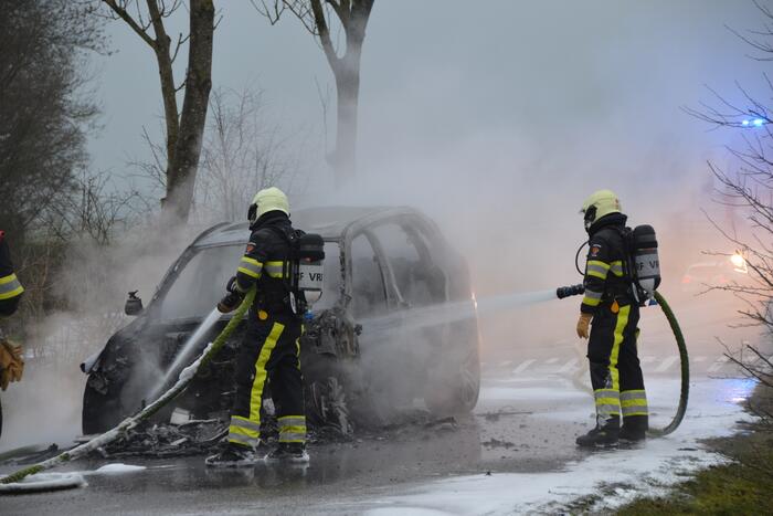 Auto tijdens proefrit in vlammen op