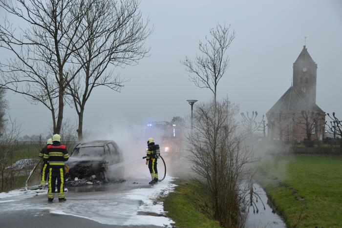 Auto tijdens proefrit in vlammen op