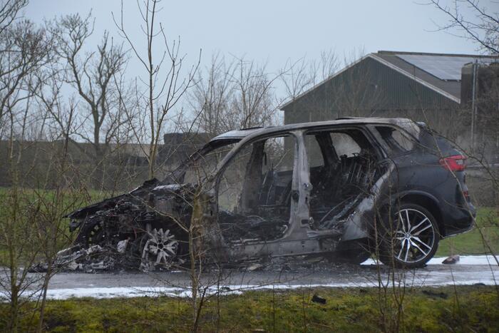 Auto tijdens proefrit in vlammen op