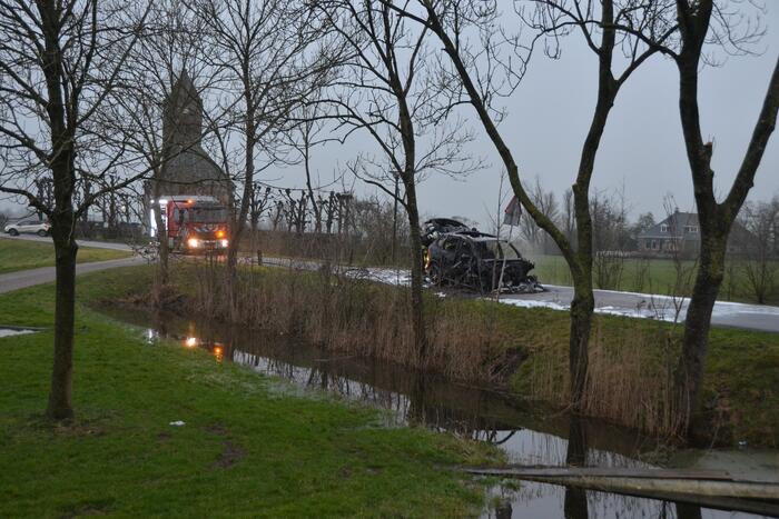 Auto tijdens proefrit in vlammen op