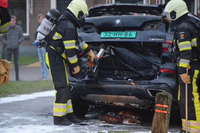 Auto tijdens proefrit in vlammen op