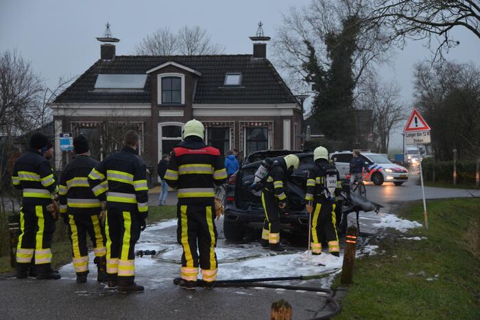 Auto tijdens proefrit in vlammen op