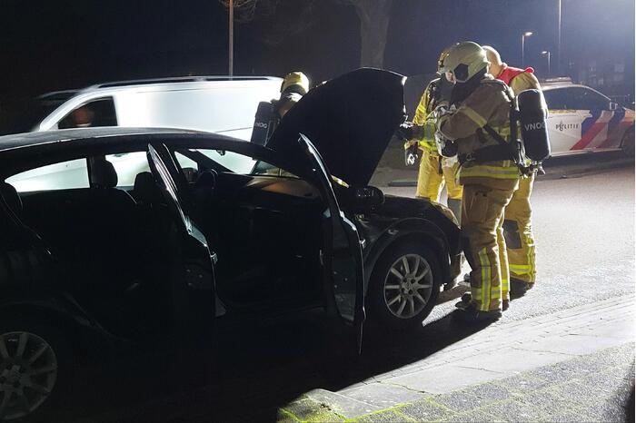 Brand onder motorkap tijdens rijden