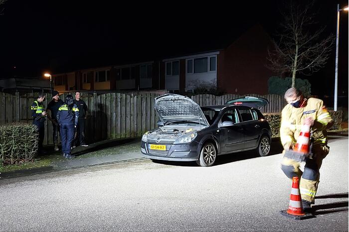 Brand onder motorkap tijdens rijden