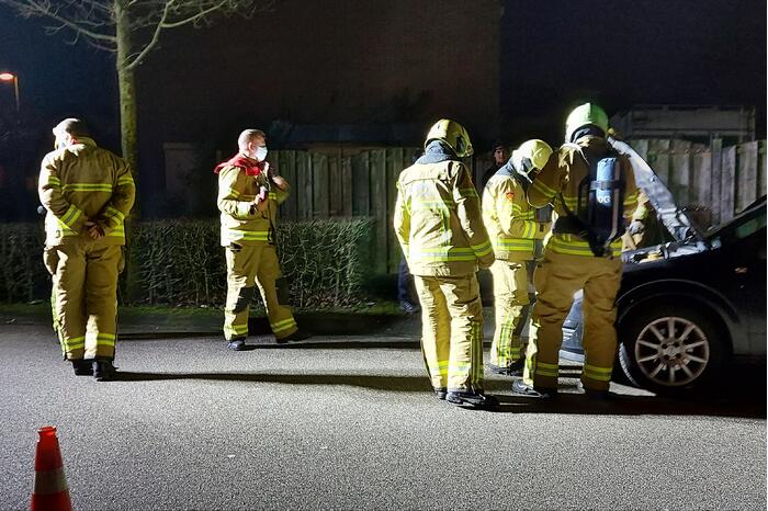 Brand onder motorkap tijdens rijden