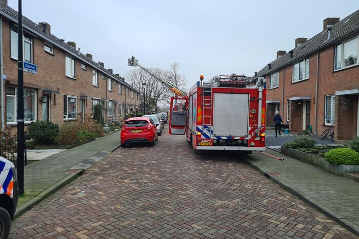 Kleding in woning vliegt in brand