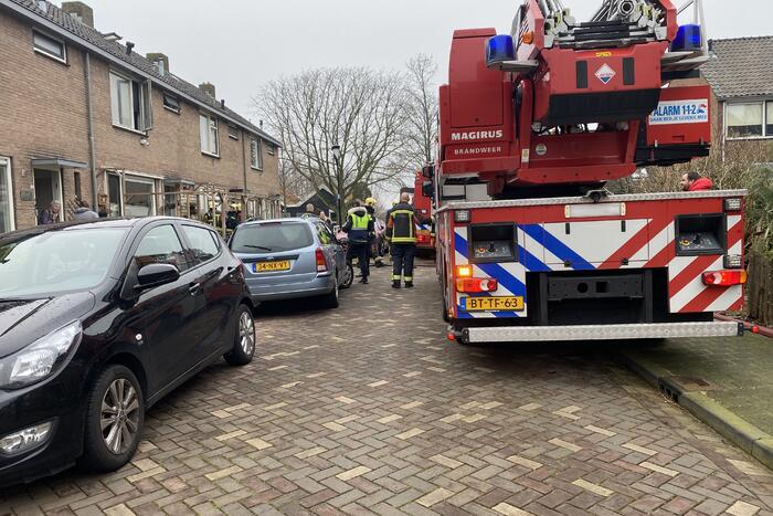 Kleding in woning vliegt in brand