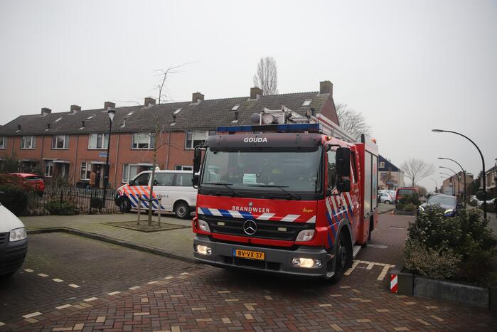 Kleding in woning vliegt in brand