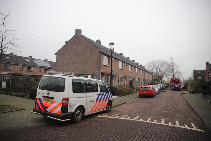 Kleding in woning vliegt in brand