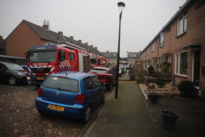 Kleding in woning vliegt in brand