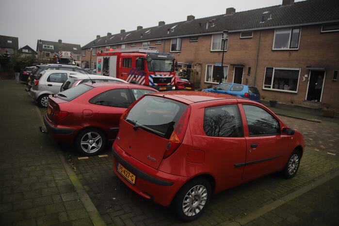 Kleding in woning vliegt in brand